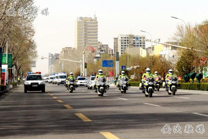 拦警车，送蛋糕，他们用这样的方式向逆行者致敬