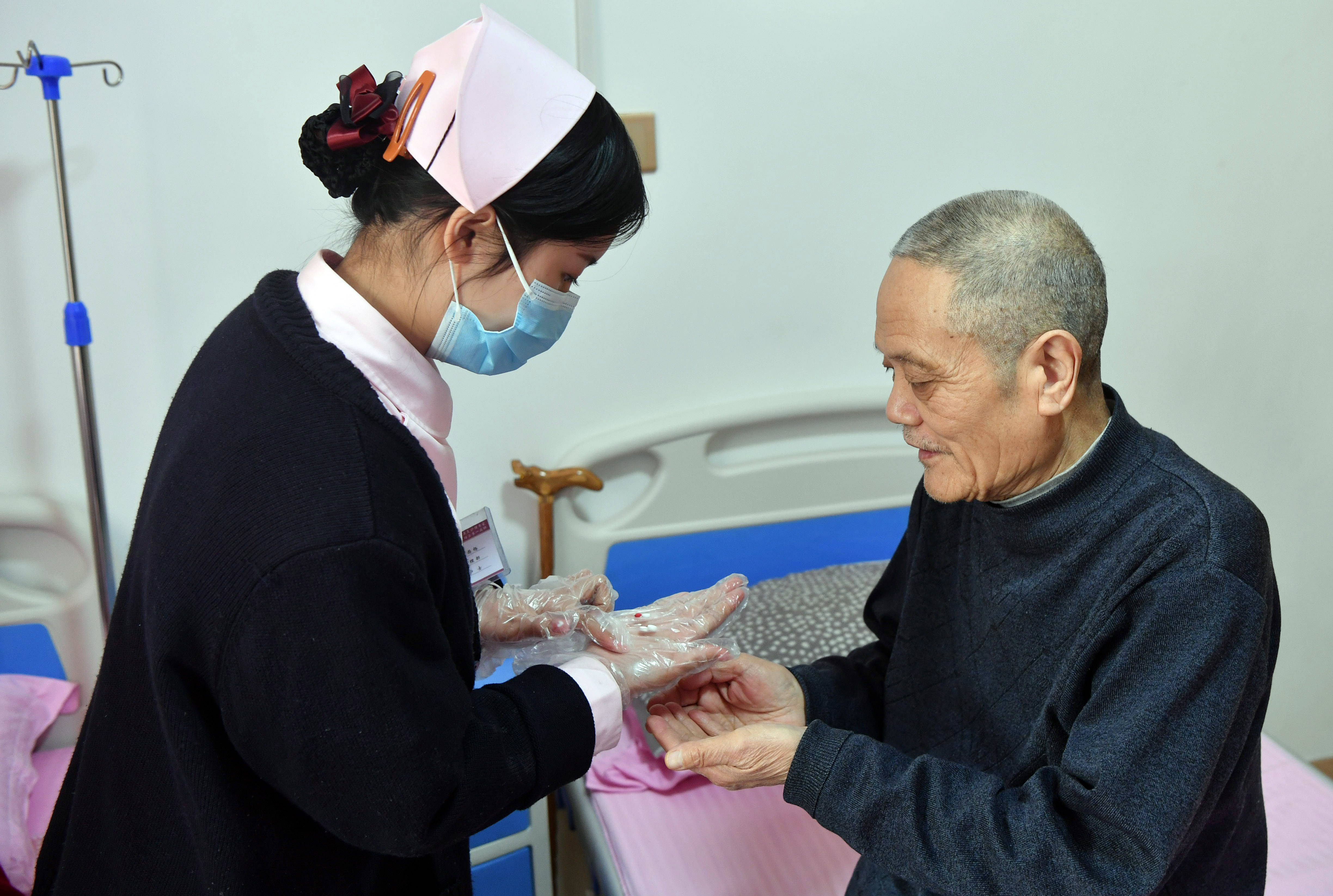 甘肃：养老护理员助力社区“老有所养”