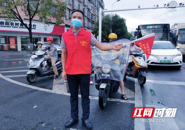 桂溪街道和平社区开展“文明实践我是行动者”文明交通主题宣传活动