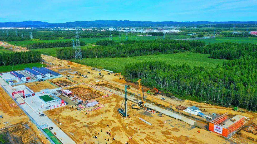 我国在建最北高铁哈伊高铁正式启动铺轨
