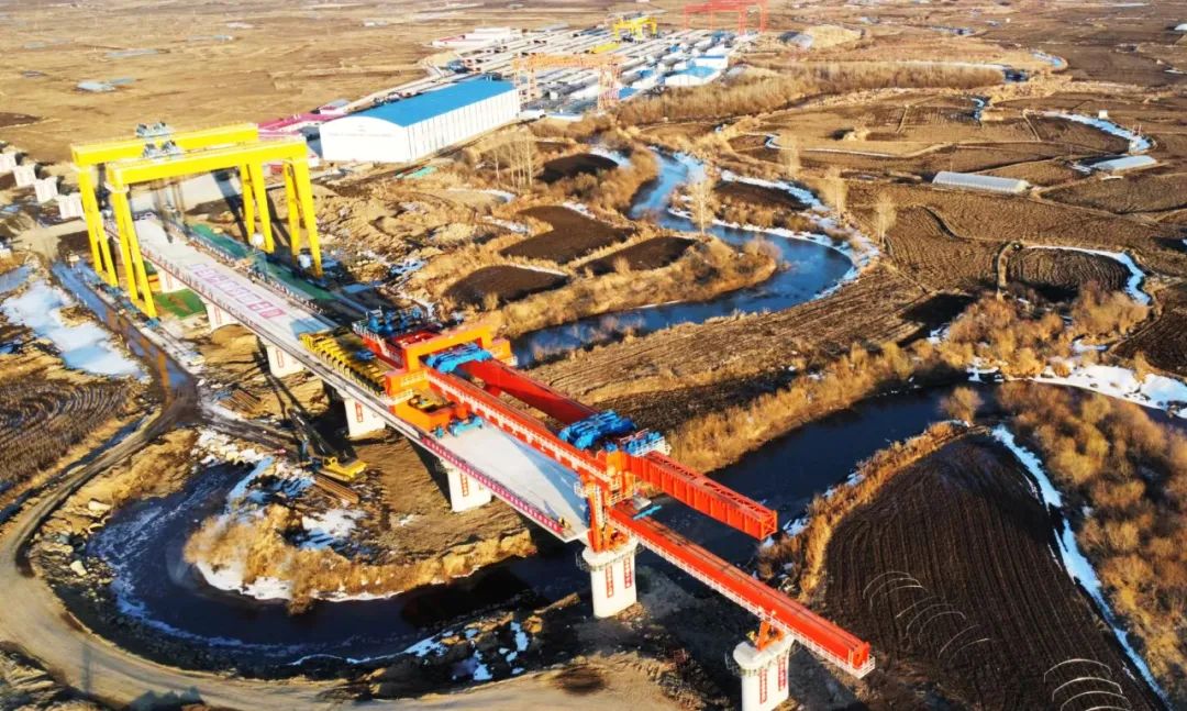 我国在建最北高铁哈伊高铁正式启动铺轨