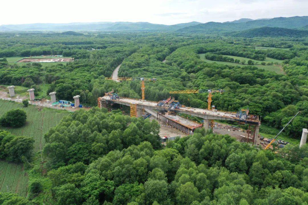 我国在建最北高铁哈伊高铁正式启动铺轨
