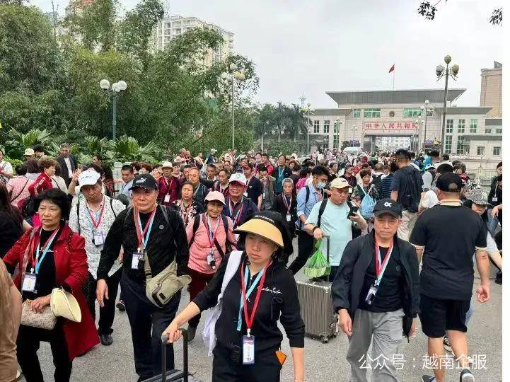 云南河口：首趟越南游客旅游专列开行