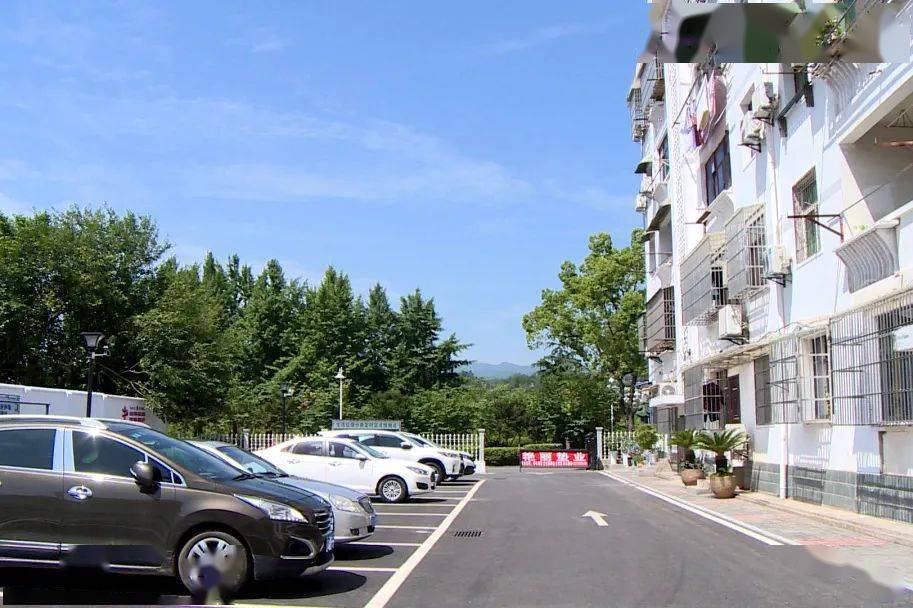 加装停车道闸系统，改造院内环境！老旧平房区焕新颜