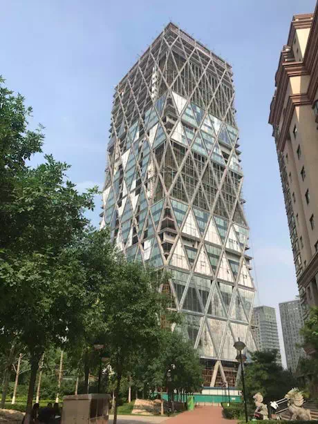 两大老牌千亿房企，一家今日被摘牌，一家已锁定“面值退市”