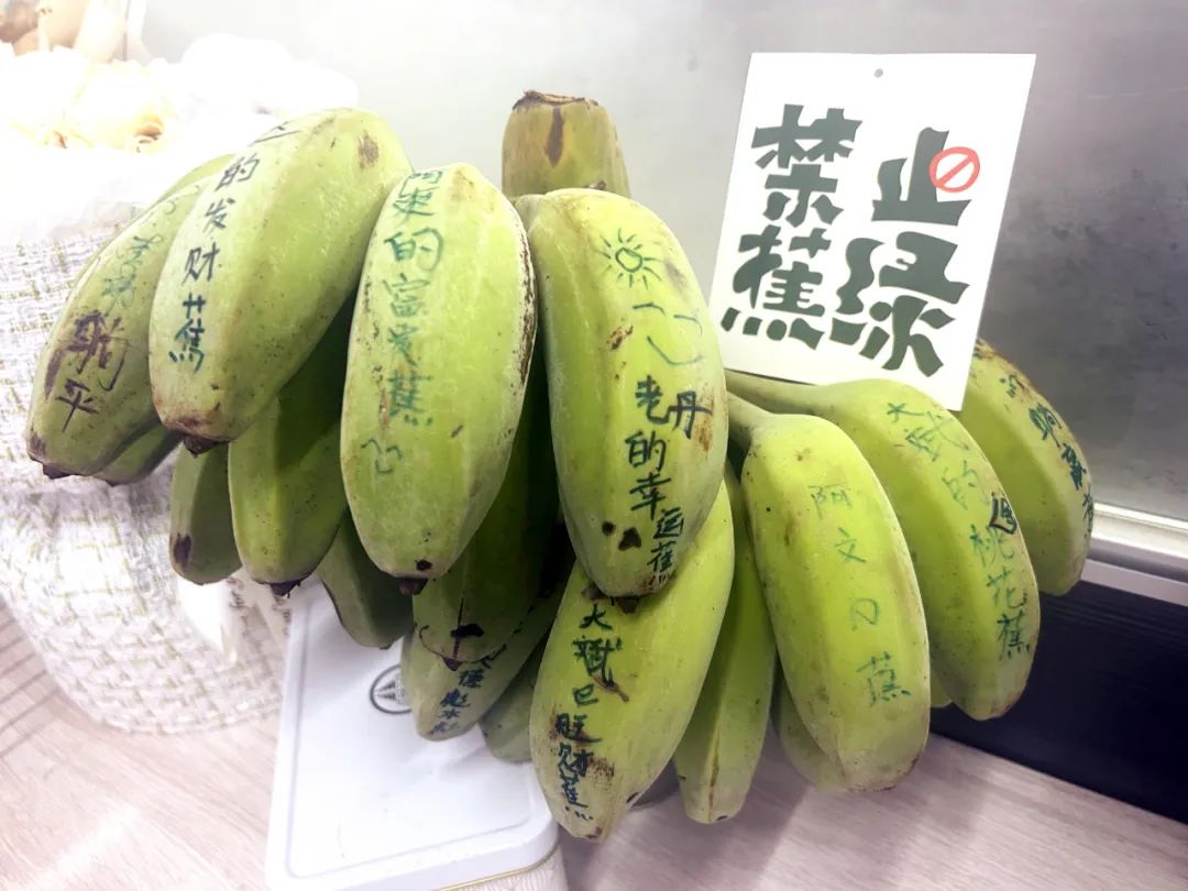 高温下的快递小哥:“多赚点”是最大期望