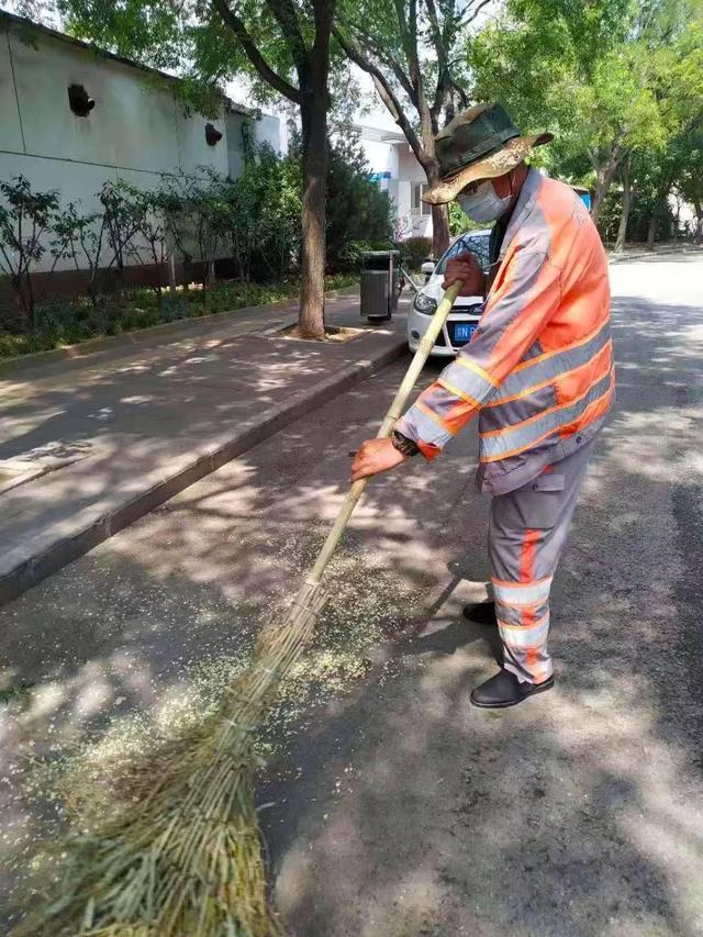 高温炙烤下，他们坚守在岗位