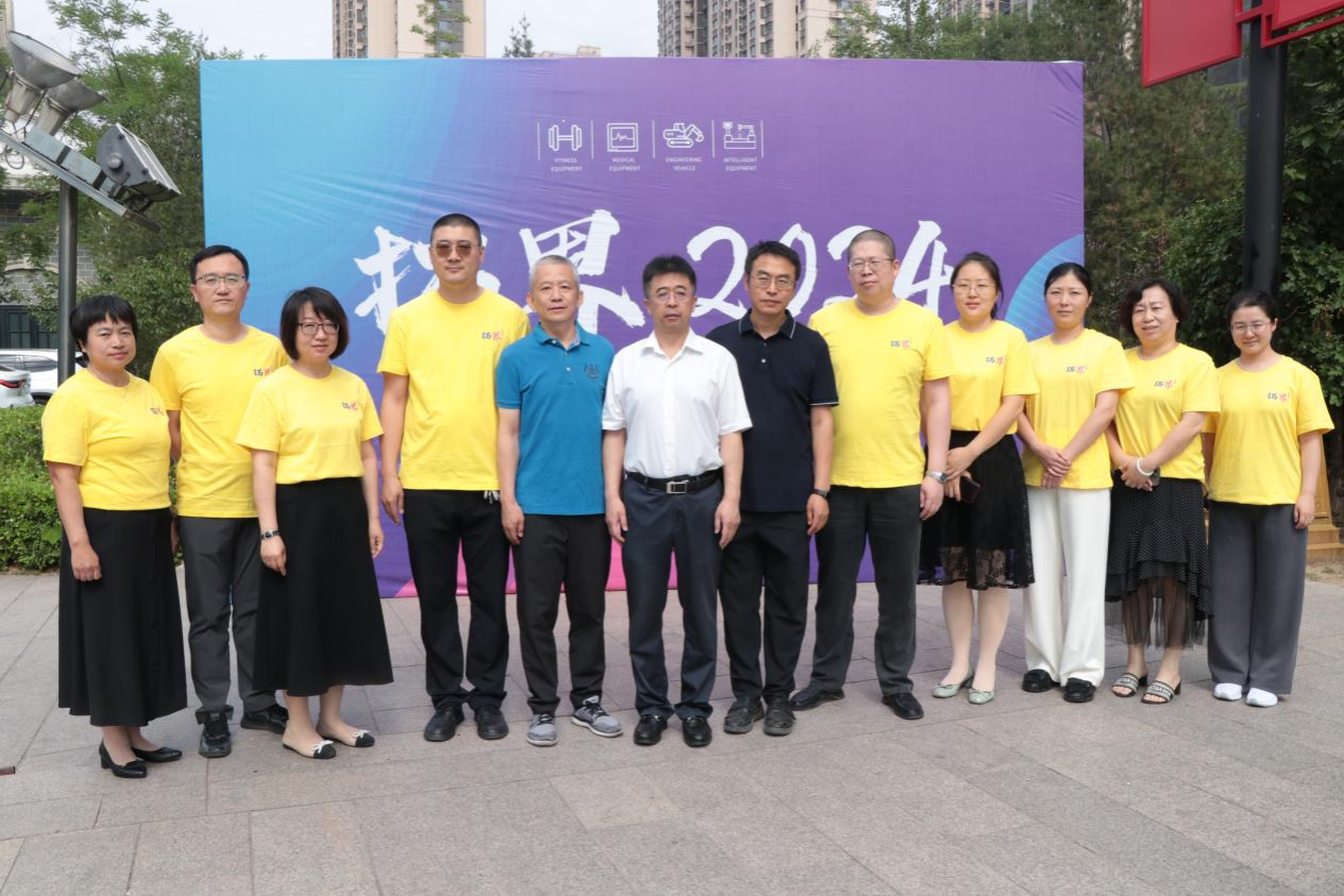 农机巡游：不一样的毕业季