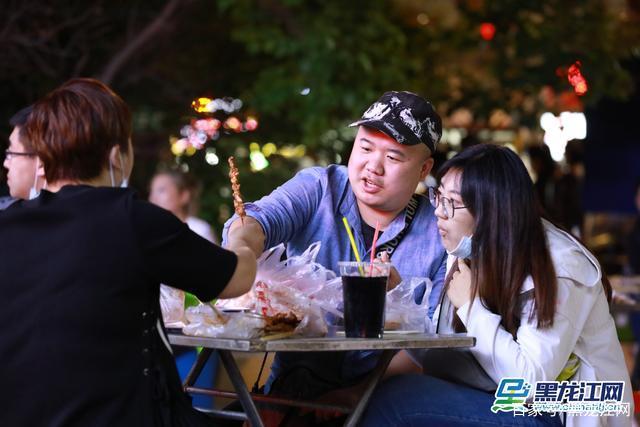 哈尔滨夜游夜市红火,为城市消费增添新动能—— 夏日“冰城”点亮夜经济