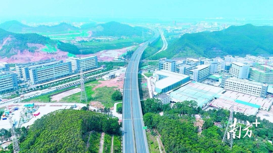 深中通道正式通车 首小时车流量超过7000车次