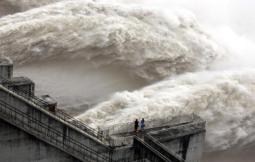 三峡水库今年首次开闸泄洪