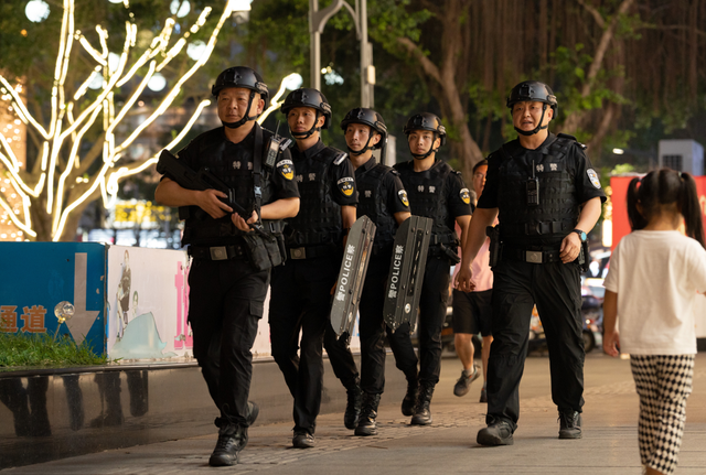 三亚铁警开展治安巡查 为群众“守夜” 为平安“站岗”