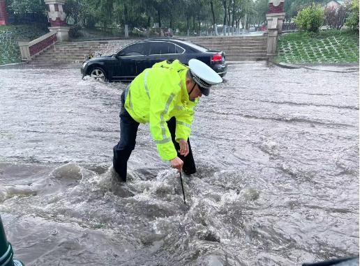 多地暴雨频发，雨天安全行车请听交警“支几招”