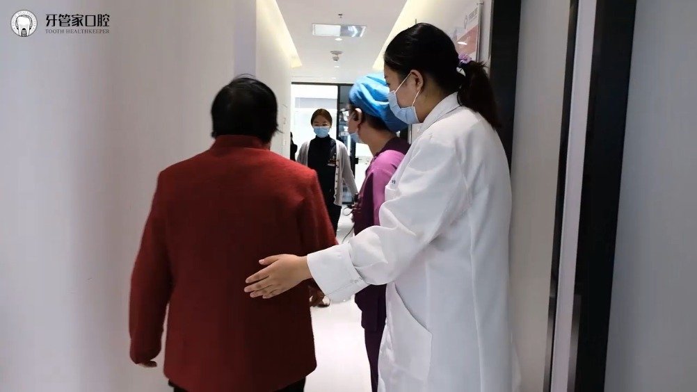 从不能动到迈出一小步，六旬阿姨惊人蜕变背后，是成都誉美医院医患共同的努力