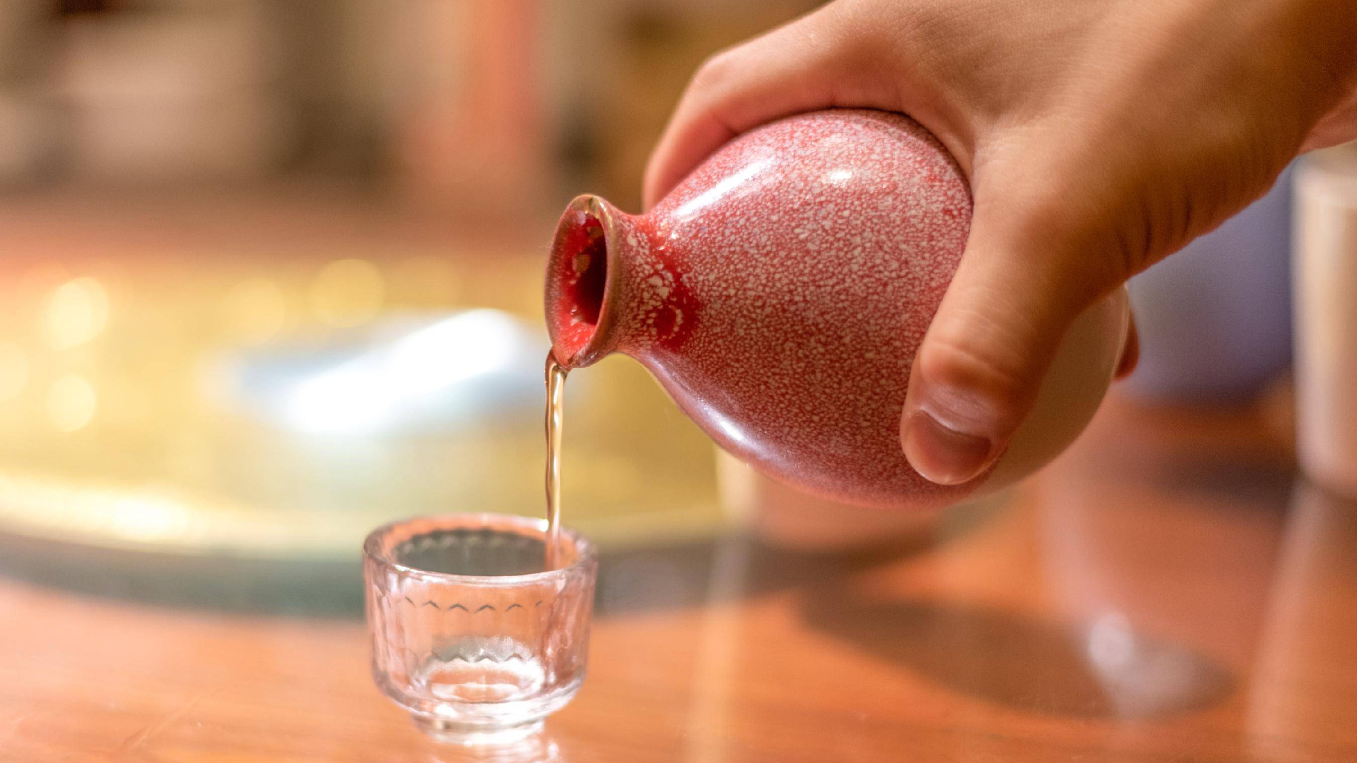 三季报大幅亏损！十倍大牛股低开翻红，盘中一度跌超5%