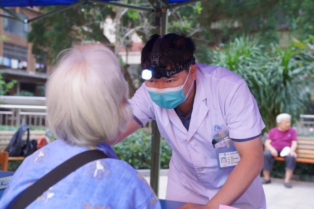 成都誉美医院长期照护科为住院老人举办庆重阳活动，让他们感受温暖与关爱