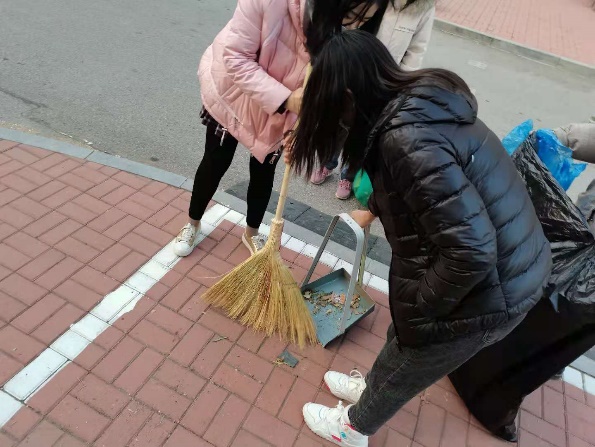 龙泉特校开展全校大扫除践行爱国卫生运动