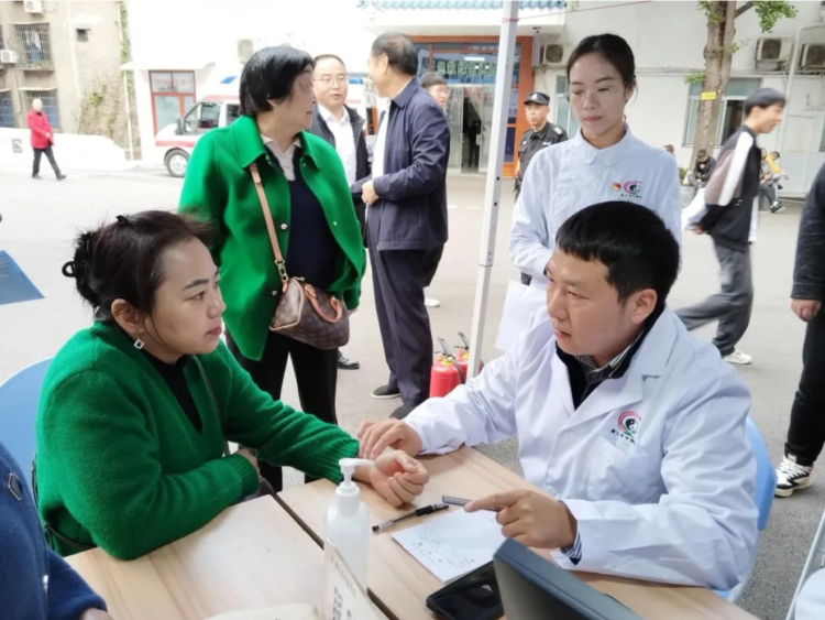 成都中医大银海眼科医院联合成都信息工程大学成功开展“校园义诊公益行”活动