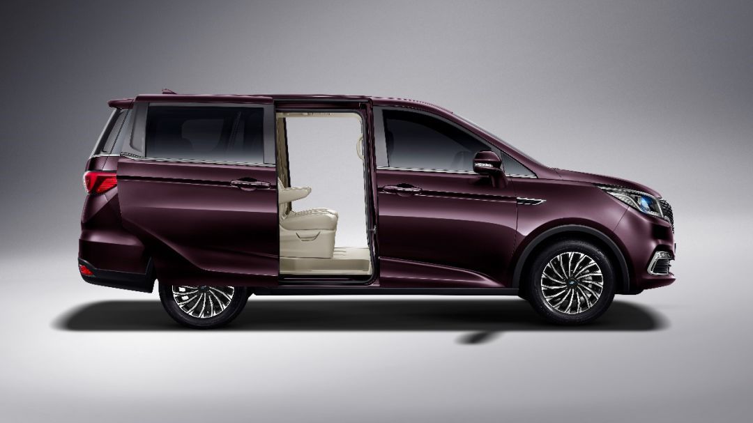 新能源汽车指数涨0.37%，磷酸铁锂报价持平丨行业周报