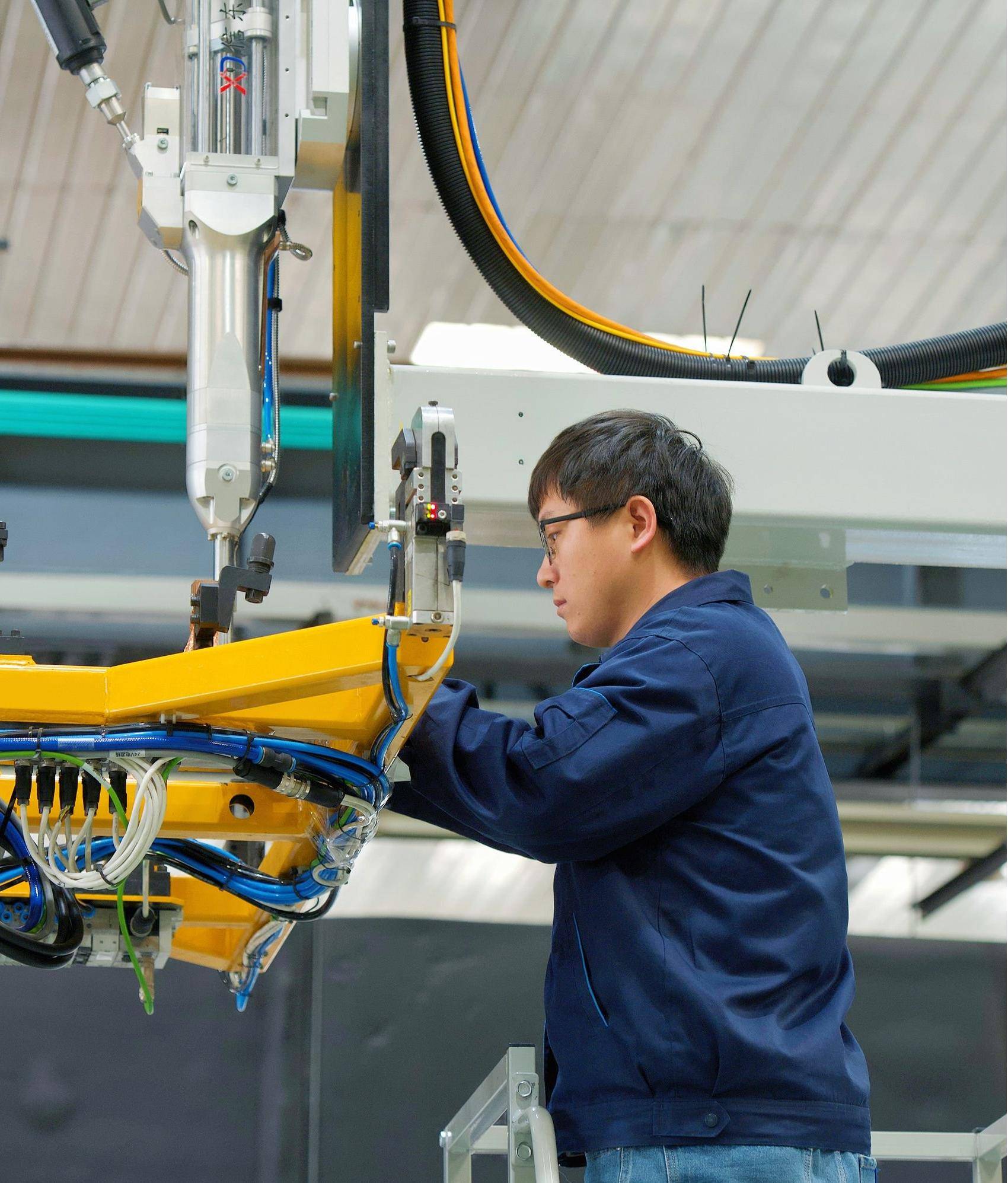 工信部：拓展“人工智能＋”典型应用场景，机器人ETF（159770）净申购超5000万份，今日成交额深市同标的第一