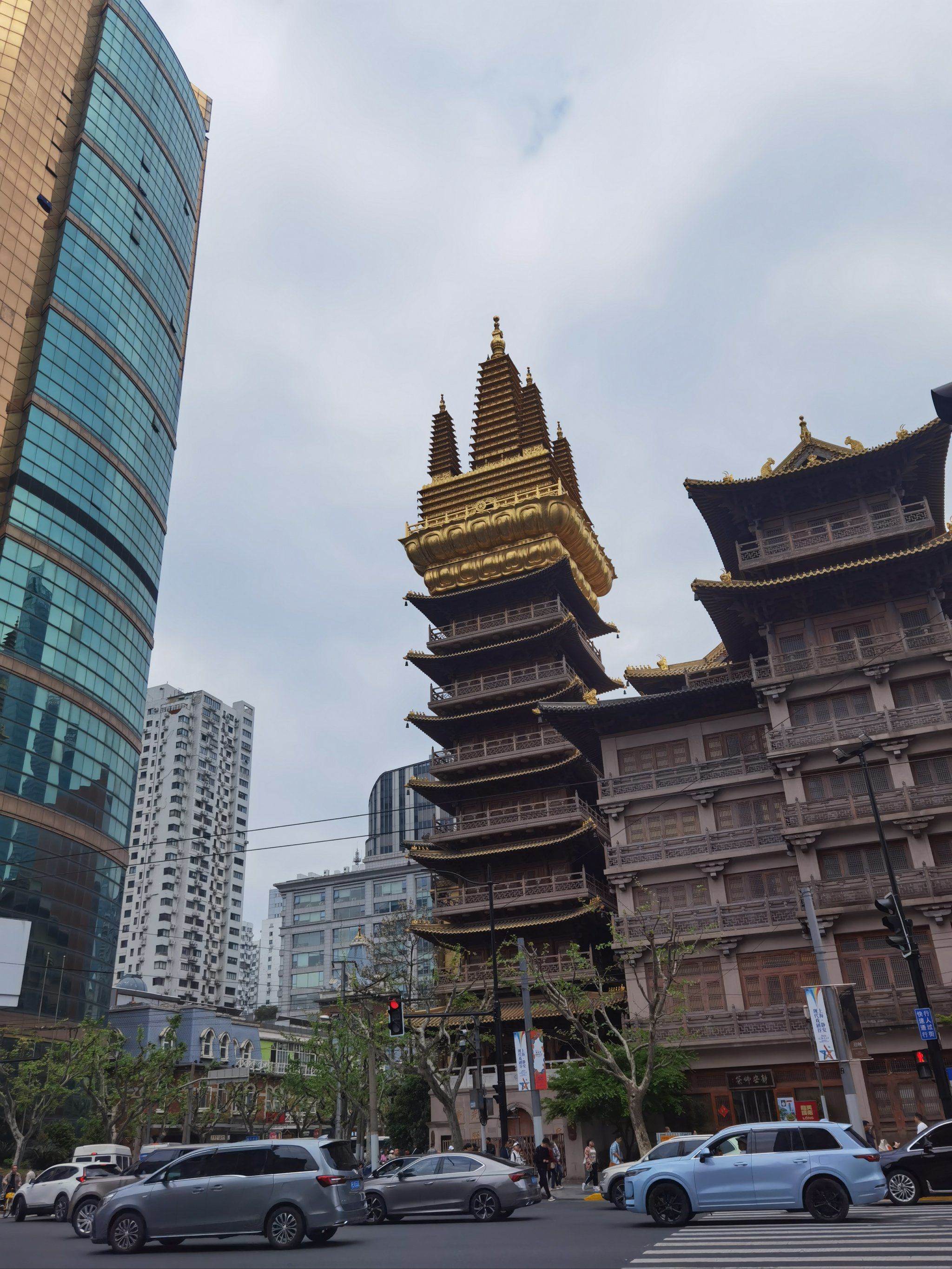 券商密集派发新一轮中期红包，券商ETF（159842）盘初溢价，机构：当前券商估值上修空间充足