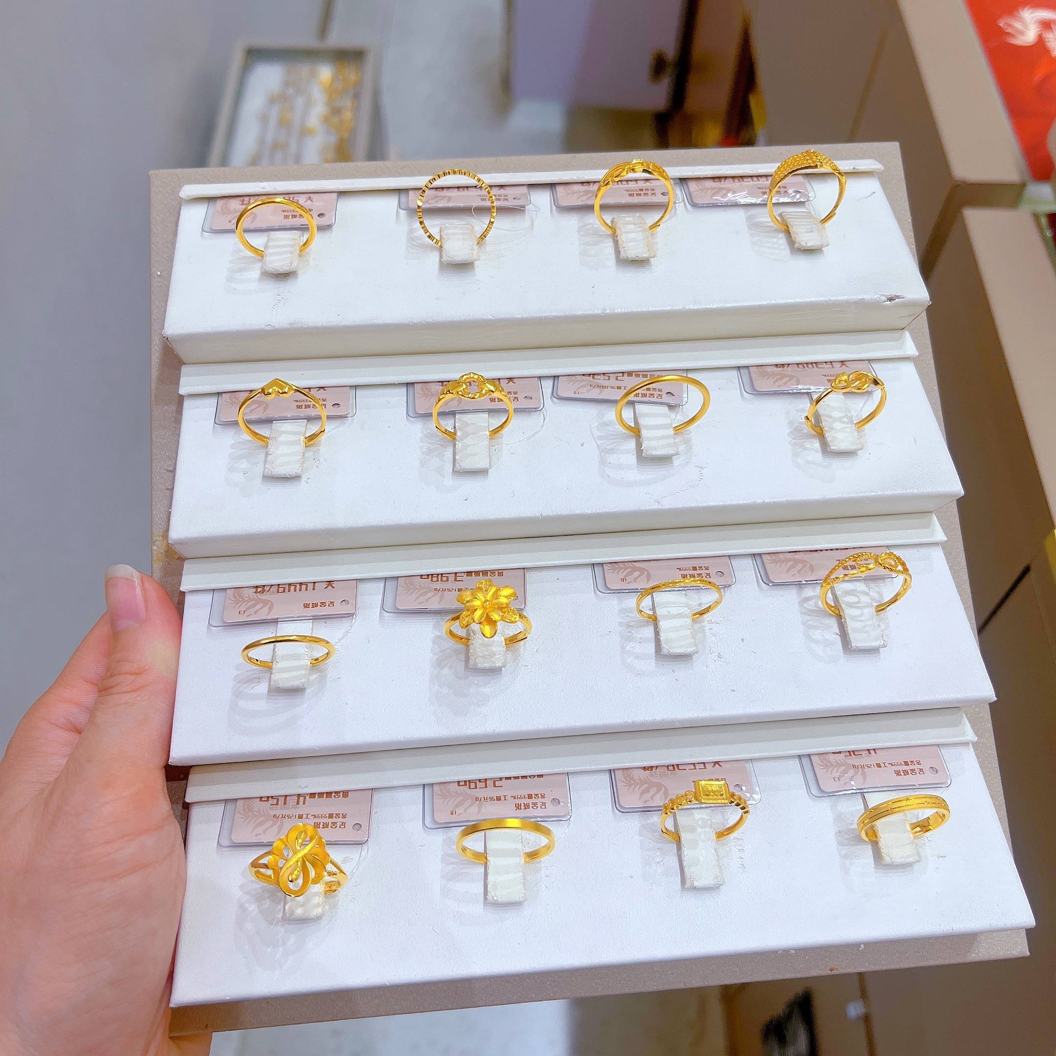 “性价比”金饰受青睐，多地金店素金戒指缺货断码