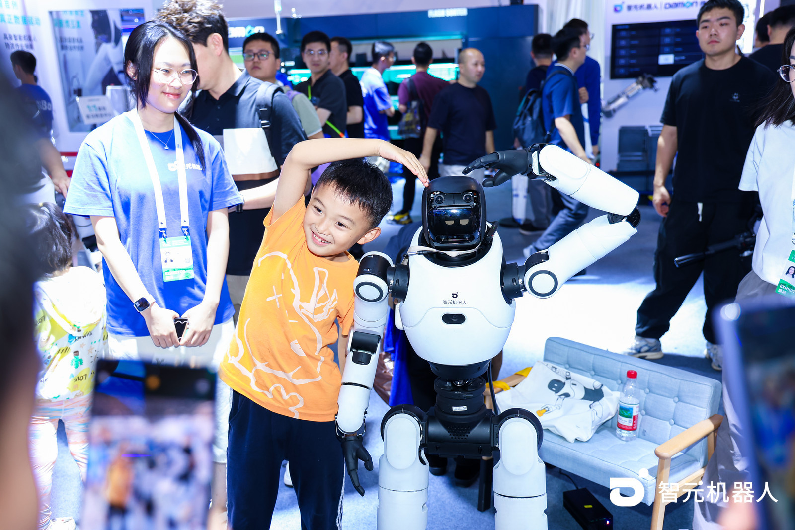 立讯精密预计今年出货3000台人形机器人!机器人ETF(159770)月内日均成交额近3亿元居深市同标的第一