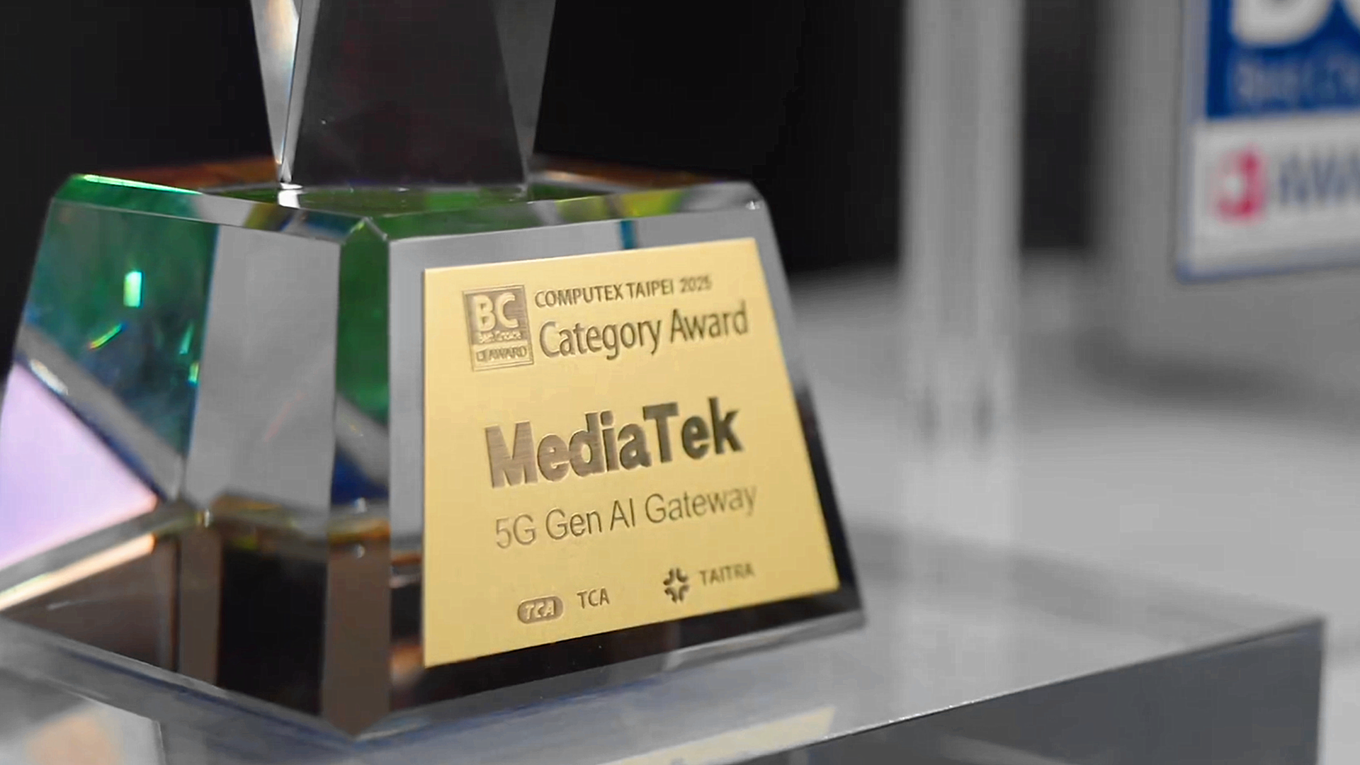 ETF 收评 | 全球首款2nm手机芯片诞生，科创 100ETF 华夏（588800）、科创半导体 ETF（588170）强势上涨